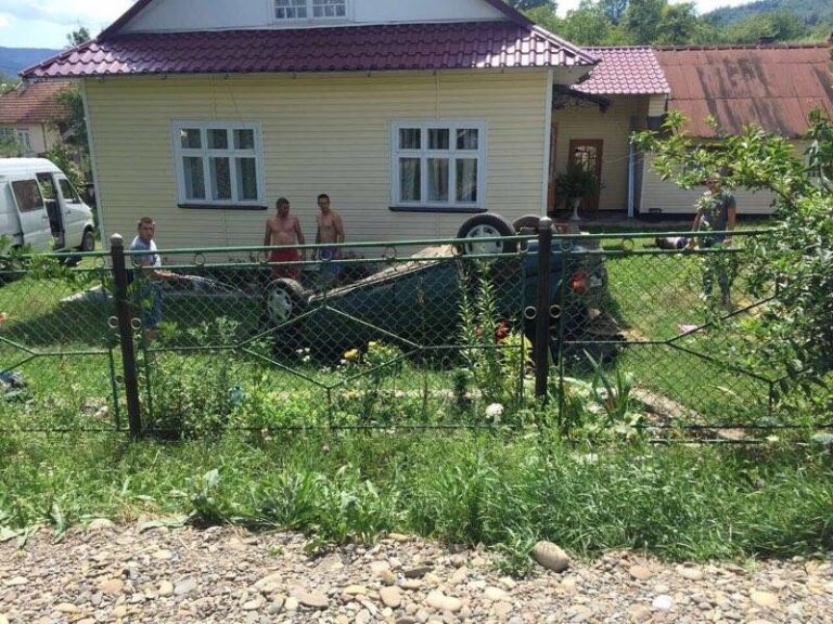 Водій влетів на подвір’я будинку в селі на Коломийщині – машина перекинулася (ОНОВЛЕНІ ФОТО)