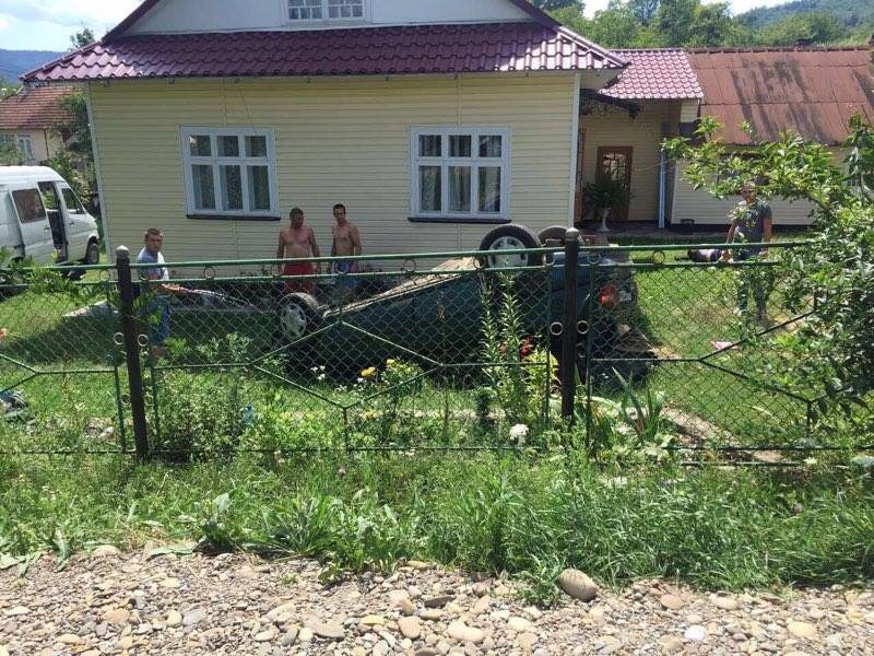 Водій влетів на подвір’я будинку в селі на Коломийщині – машина перекинулася (ОНОВЛЕНІ ФОТО)