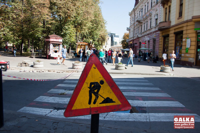 У центрі міста облаштовують піднятий перехід (ФОТО)