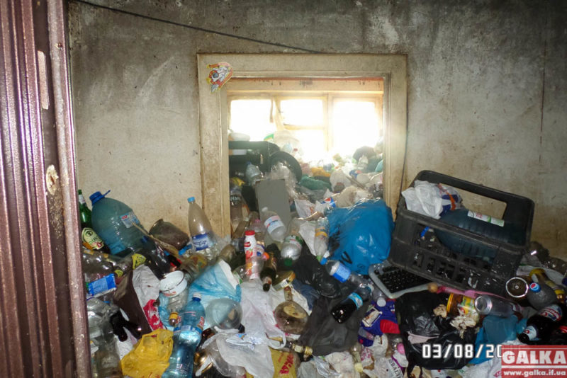 Хмари тарганів та гори сміття залишила по собі у квартирі психічно хвора мешканка з Хоткевича (ФОТО)