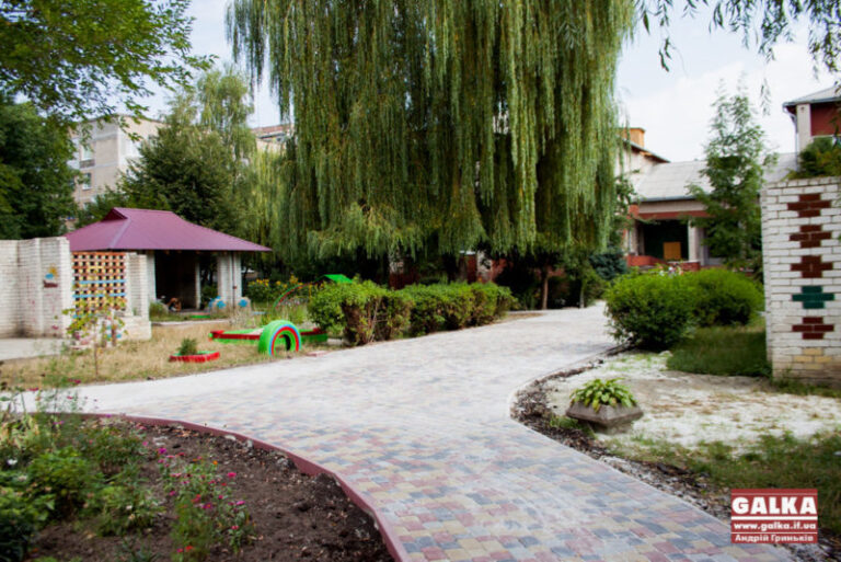 Дитячий садок “Катруся” отримав нові бруковані доріжки (ФОТО)