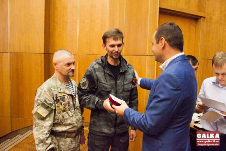 Бійці АТО, капелани, волонтери: понад 130 франківців нагородили медаллю “За честь і звитягу” (ФОТО)