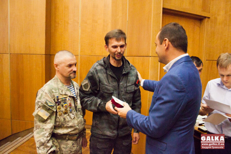 Бійці АТО, капелани, волонтери: понад 130 франківців нагородили медаллю “За честь і звитягу” (ФОТО)
