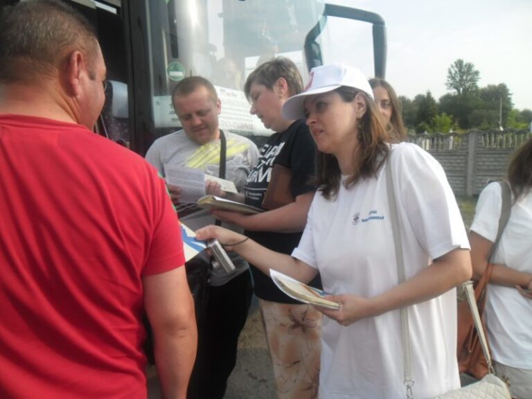 На автостанції у Пасічній заробітчанам розповідали, як не потрапити у трудове рабство (ФОТО)