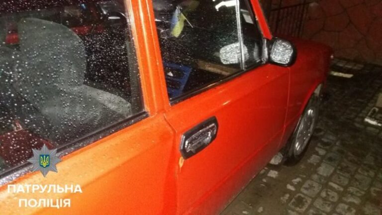 Патрульні на гарячому затримали автокрадія та ще й знайшли у нього наркотики (ФОТО)