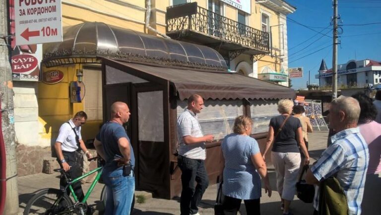 У центрі міста демонтували торгову точку з вишиванками (ФОТО)