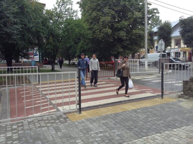 В райцентрі на Прикарпатті облаштували піднятий перехід (ФОТО)