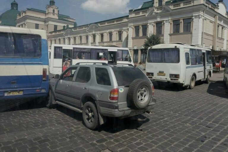 На Привокзальній не розминулись міжміська маршрутка та позашляховик (ФОТОФАКТ)