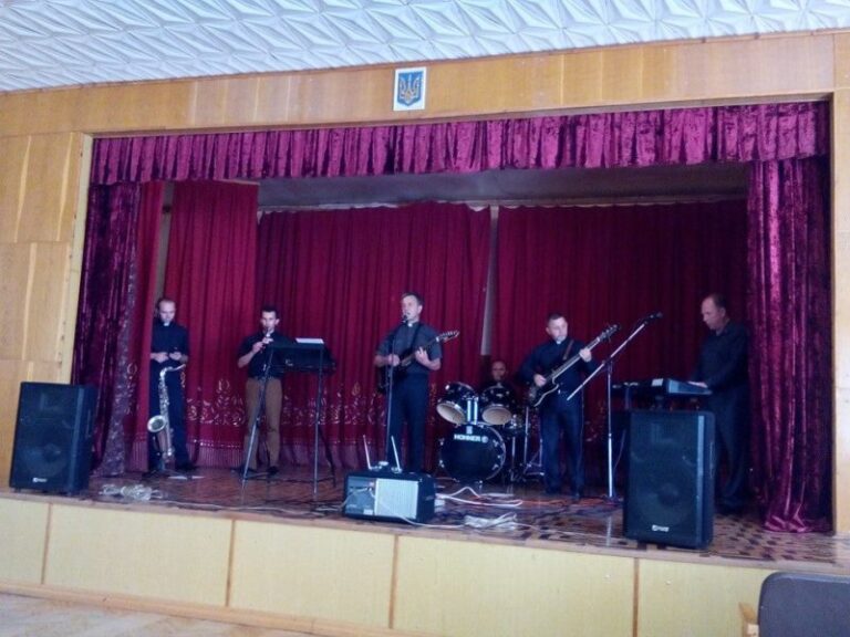 У Долинській лікарні священики зіграли на гітарах