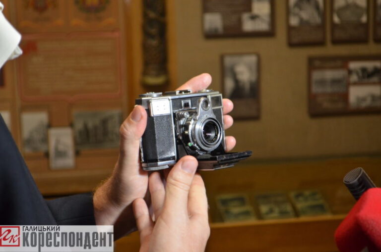На Прикарпаття передали особистий фотоапарат Степана Бандери (ФОТО, ВІДЕО)