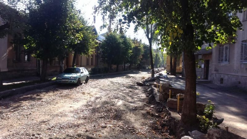 Ремонт на вулиці Гнатюка обіцяють завершити за два місяці (ФОТО)