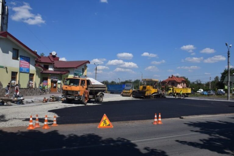 На вулиці Гната Хоткевича завершують ремонт кільця