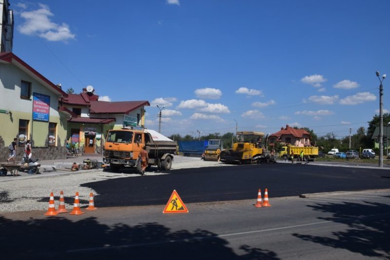 На вулиці Гната Хоткевича завершують ремонт кільця