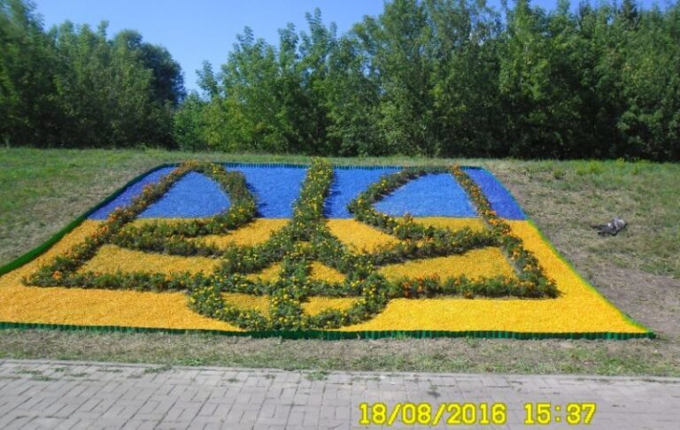 На Надрічній з’явилася клумба у формі Герба (ФОТО)