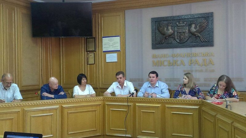 Авторка муралу та попередній керівник змагаються за місце керівника Центру сучасного мистецтва у Франківську
