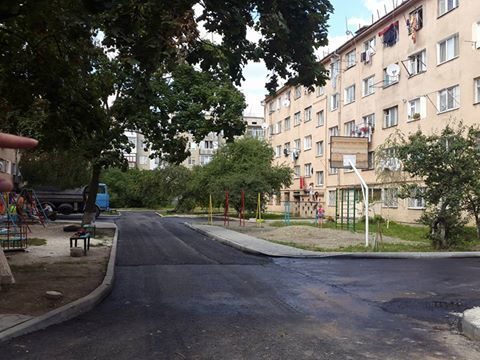 На Коновальця відновили асфальтне покриття в одному з дворів (ФОТО)