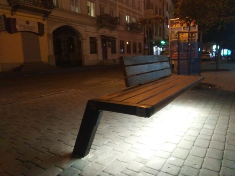 У Франківську з’явилась ще одна лавочка, на якій можна зарядити гаджети (ФОТО)