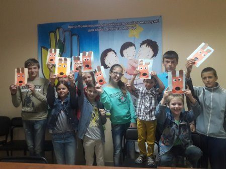 У Франківську дітки зі складних сімей робили листівки друзям (ФОТО)