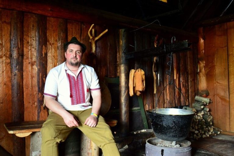 «Я живу на полонині від травня до вересня», – гуцульський ватаг про життя на полонині, бринзу та інтернет