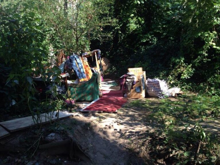 На Довженка ліквідували курінь із мотлоху, який облаштували безхатьки (ФОТО)