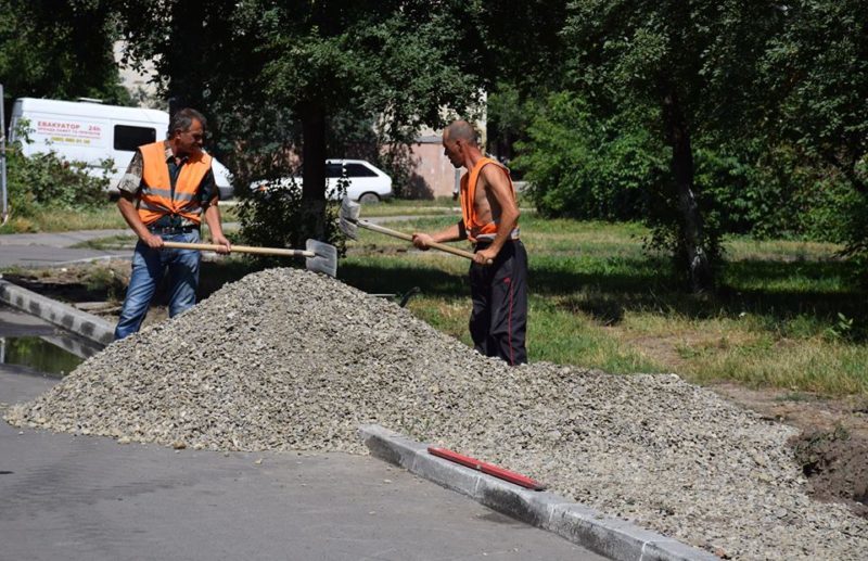 На Пасічній взялись за ремонт прибудинкових територій (ФОТО)