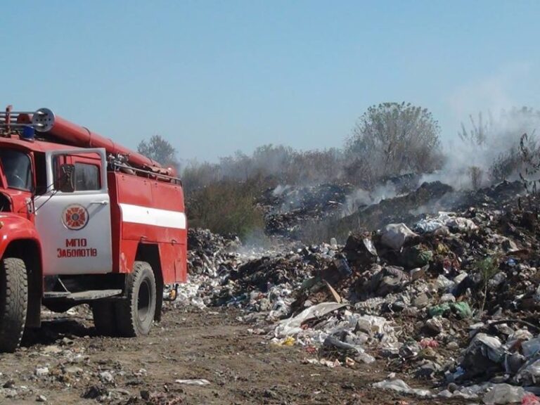На міському сміттєзвалищі гасили пожежу