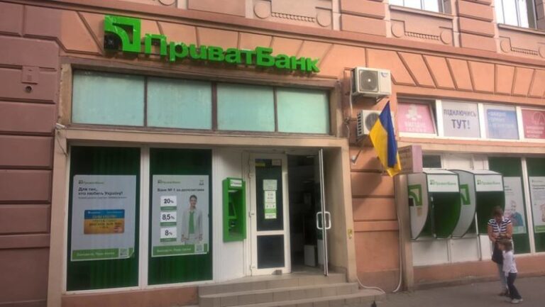 “ПриватБанк” у Франківську почав зменшувати вивіски (ФОТО)