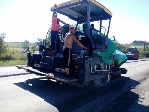 На дорозі між Франківськом і Коломиєю проклали шар нового асфальту