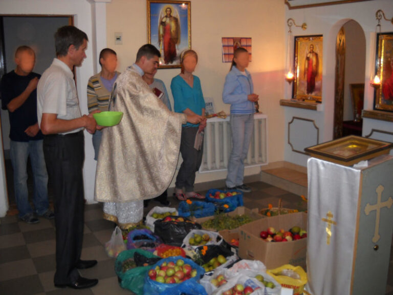 Франківські ув’язнені посвятили фрукти на Спаса (ФОТО