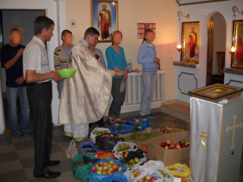 Франківські ув’язнені посвятили фрукти на Спаса (ФОТО