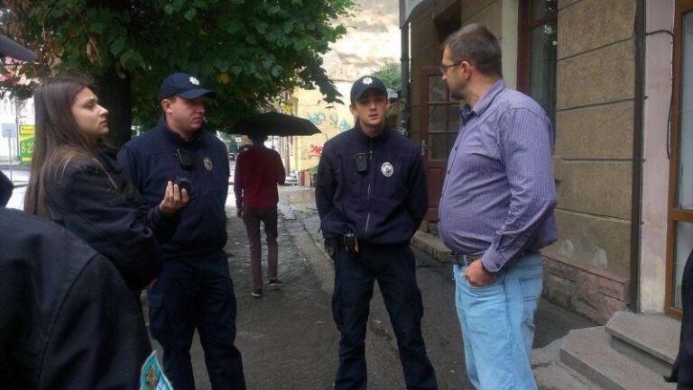 Зі скандалом і поліцією інспектори з благоустрою демонтували вивіски з пам’ятки архітектури (ФОТО, ВІДЕО)