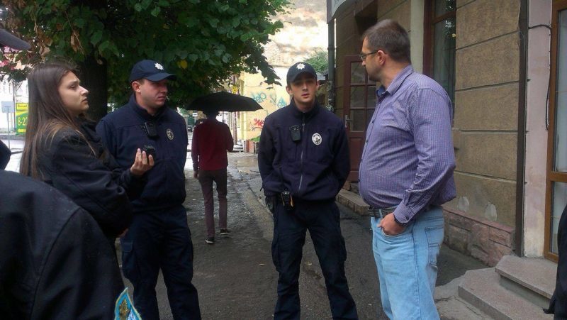 Зі скандалом і поліцією інспектори з благоустрою демонтували вивіски з пам’ятки архітектури (ФОТО, ВІДЕО)