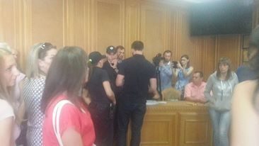 Скандальні збори: працівники АТП-0928 зривають зібрання акціонерів, приїхала поліція (ФОТО)