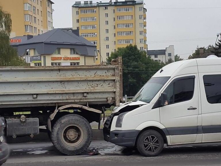 В районі Пасічнянського мосту – кілька ДТП і ранковий транспортний колапс (ФОТО)