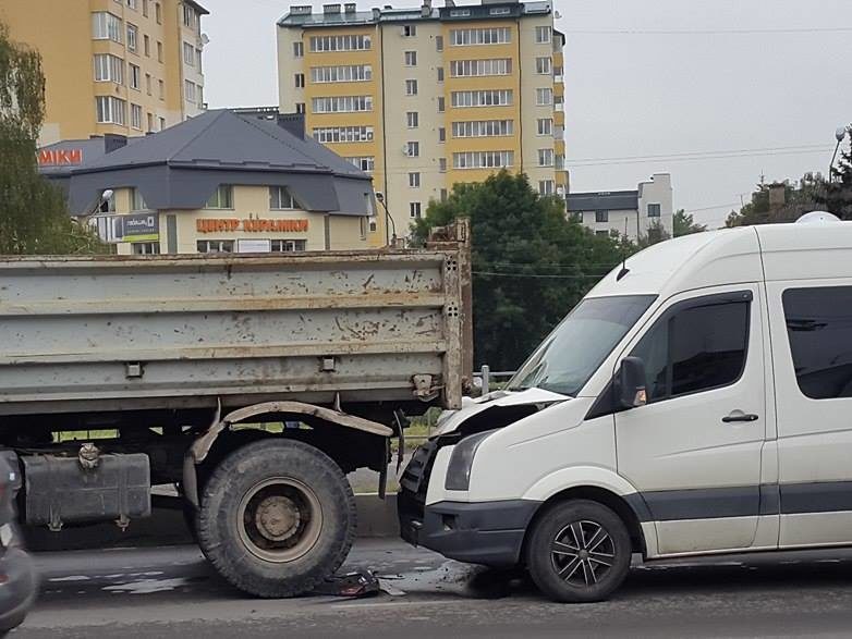 В районі Пасічнянського мосту – кілька ДТП і ранковий транспортний колапс (ФОТО)