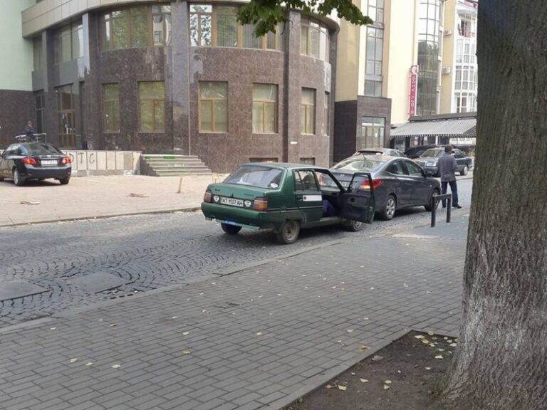 Поблизу Білого дому зіткнулися дві автівки (ФОТО)