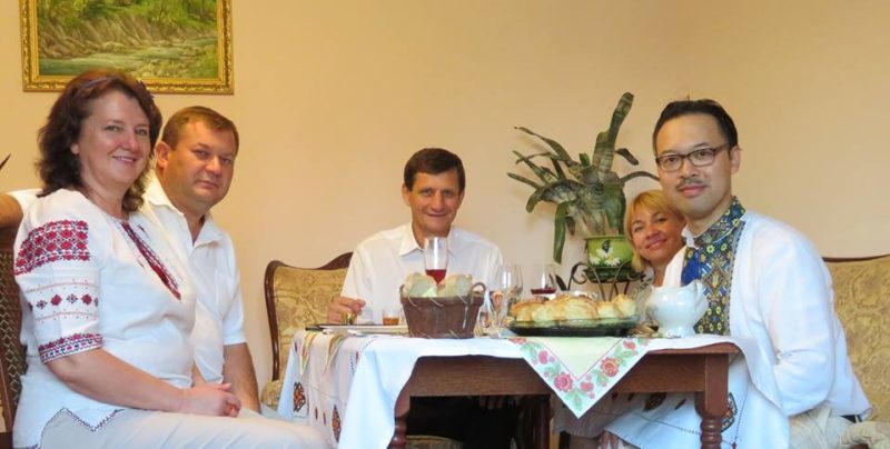 Як японський науковець з головою облради самогон пили та співали українських пісень (ФОТО, ВІДЕО)
