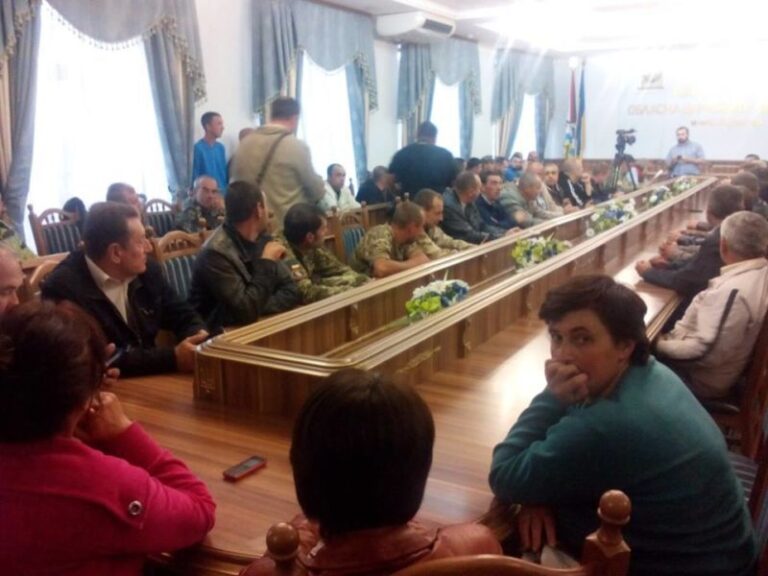 Сотня прикарпатців прийшла до голови ОДА, аби зупинити кадровий ріст екс-регіонала (ФОТО)