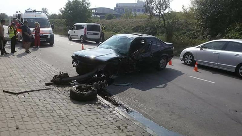 На Сагайдачного BMW вилетів з дороги і зніс стовп: обійшлося без трагедії (ФОТО)