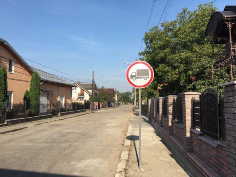 На прохання мешканців на трьох вулицях Франківська встановили дорожні знаки (ФОТО)