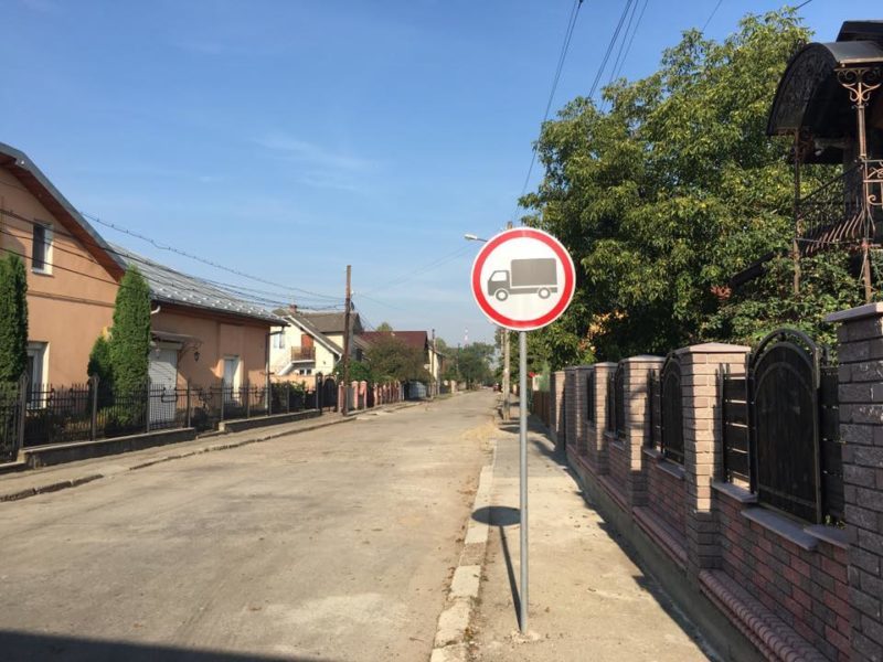 На прохання мешканців на трьох вулицях Франківська встановили дорожні знаки (ФОТО)