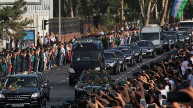 В Узбекистані тисячі людей прощалися із диктатором, який правив країною 27 років
