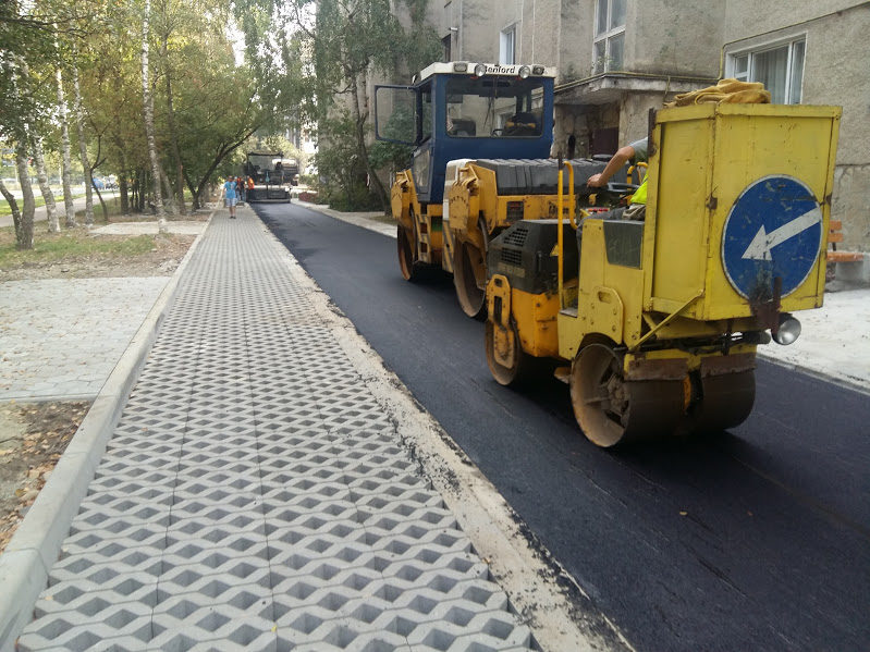 На Довженка довели до ладу міжбудинковий проїзд (ФОТО)