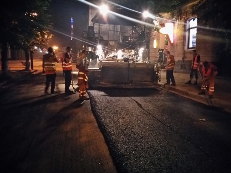 В ніч на середу на Грушевського вистелили шар нового асфальту (ФОТО)