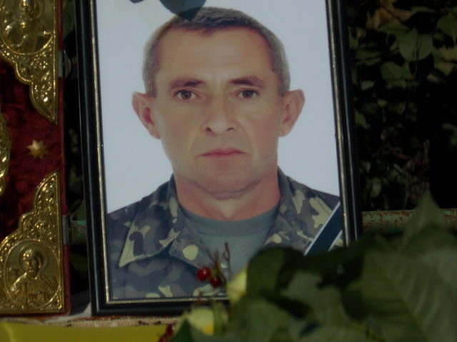 Під Гімн України та вистріли на Франківщині перепоховали бійця АТО (ФОТО)