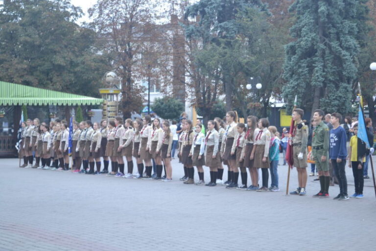 Яскрава ватра та екскурсія на тролейбусі: у Франківську урочисто відкрили новий пластовий рік (ФОТО)