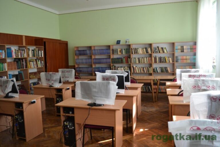 У рогатинській школі облаштували велопарковку та придбали шість телевізорів  (ФОТО)