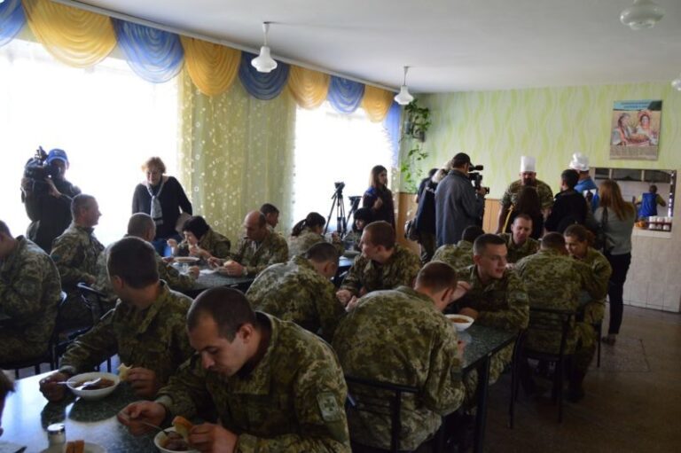 Як Василь Вірастюк в зоні АТО вареники готував (ФОТО,ВІДЕО)