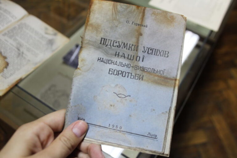 Оригінальні листівки ОУН подарували франківському музею (ФОТО)