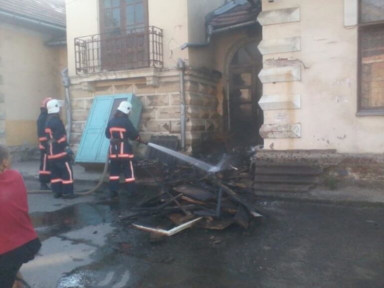 У Коломиї горіла архітектурна пам’ятка — будинок товариства “Сокіл” (ФОТО)